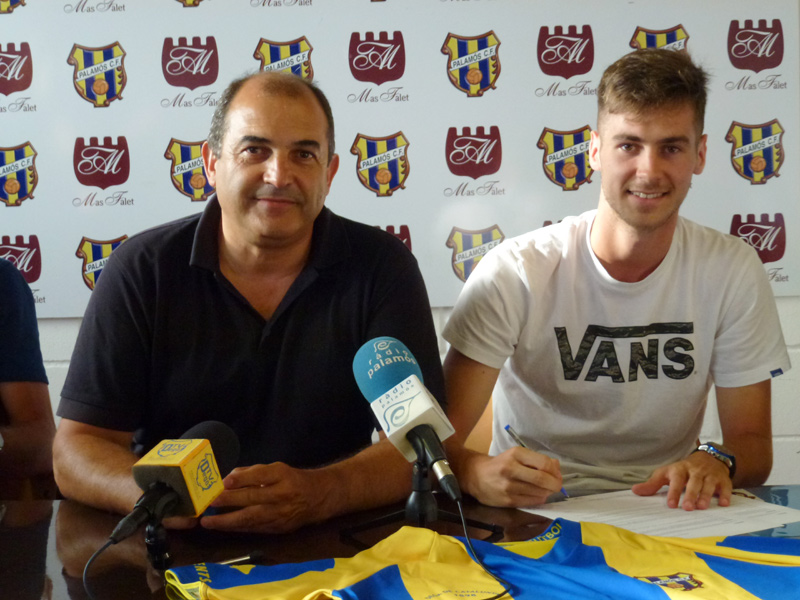 Oriol Ayala, a la dreta, amb el president del Palamós CF, Joan Pau Pérez.