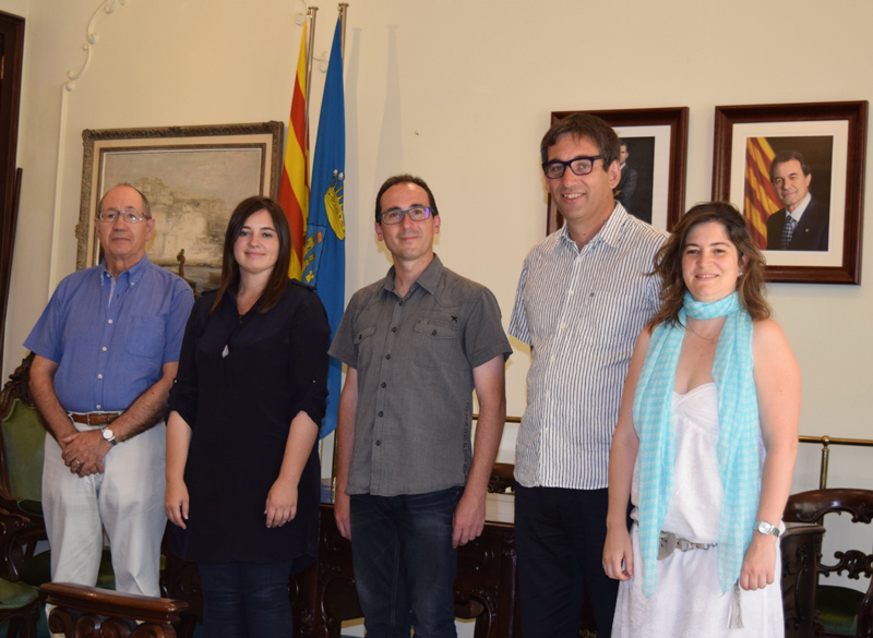 L'equip del projecte guanyador, a l'esquerra, amb les autoritats municipals. (Foto: Ajuntament de Palamós).