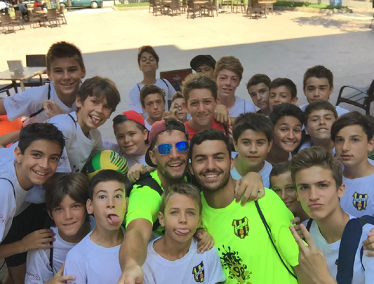 El responsables tècnics amb els joves inscrits al Palamós Summer Camp. Foto Summer Camp Palamós Multiesportiu
