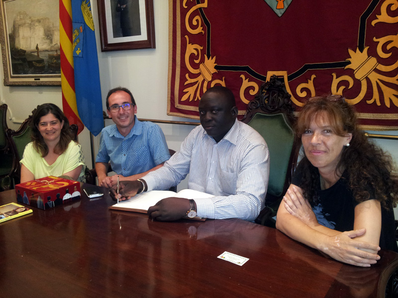 Seydou Sane firmant el Llibre d'Honor de l'Ajuntament de Palamós. (Foto: Ajuntament de Palamós).