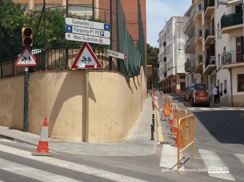 L'actuació es fa per millorar l'accessibilitat i la seguretat dels alumnes de l'escola.