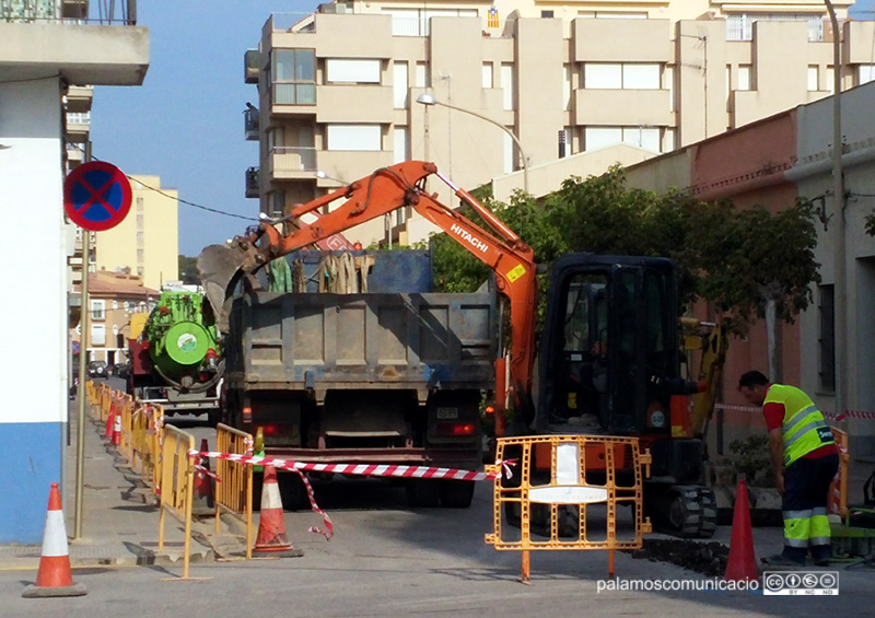 Imatge d'aquest matí amb el carrer d'Aubi tallat per millores en el clavegueram.
