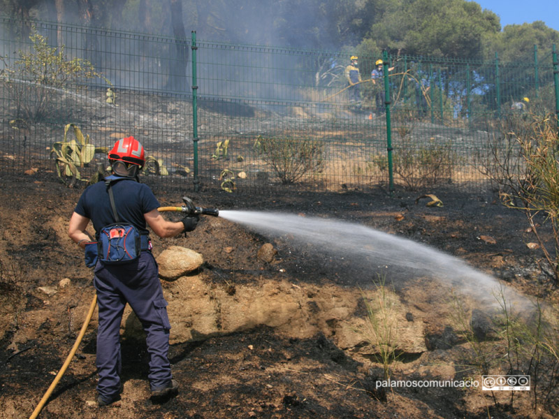 Actuació dels Bombers en un incendi forestal, en una imatge d'arxiu.