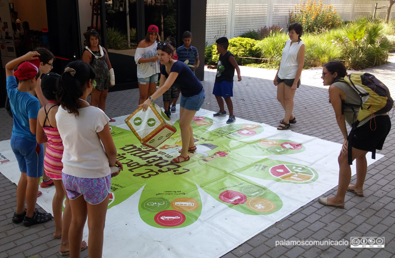 Mainada participant en el joc de la Setmana de l'Energia, aquest matí a Palamós.