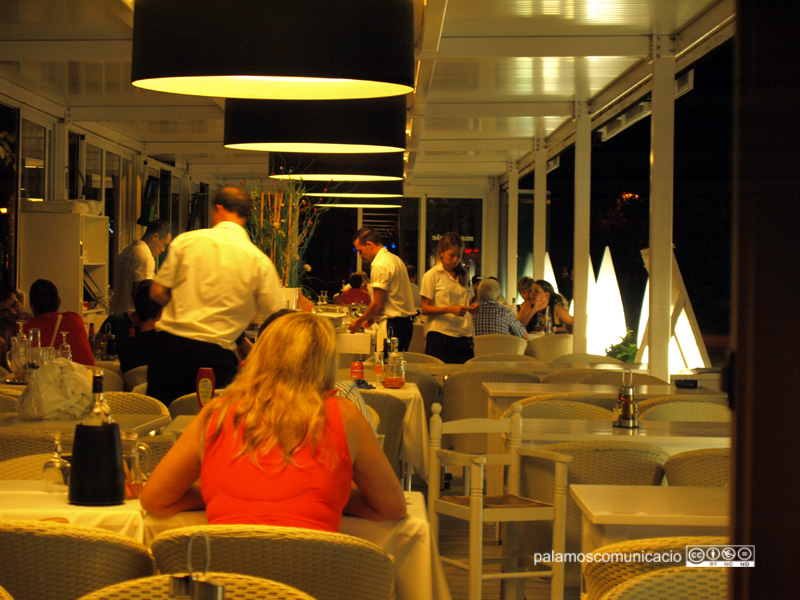 Clients consumint en la terrassa d'un restaurant.