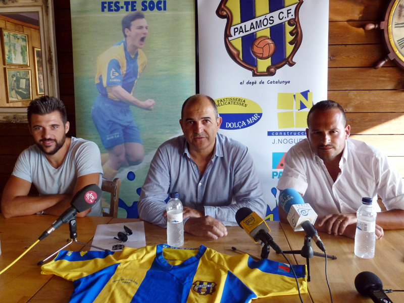 Roger Matamala, a l'esquerra, amb el president i l'entrenador del Palamós CF. (Foto: Pere Subirana)