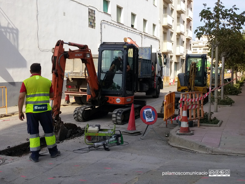 Obres del clavegueram al carrer d'Aubi.