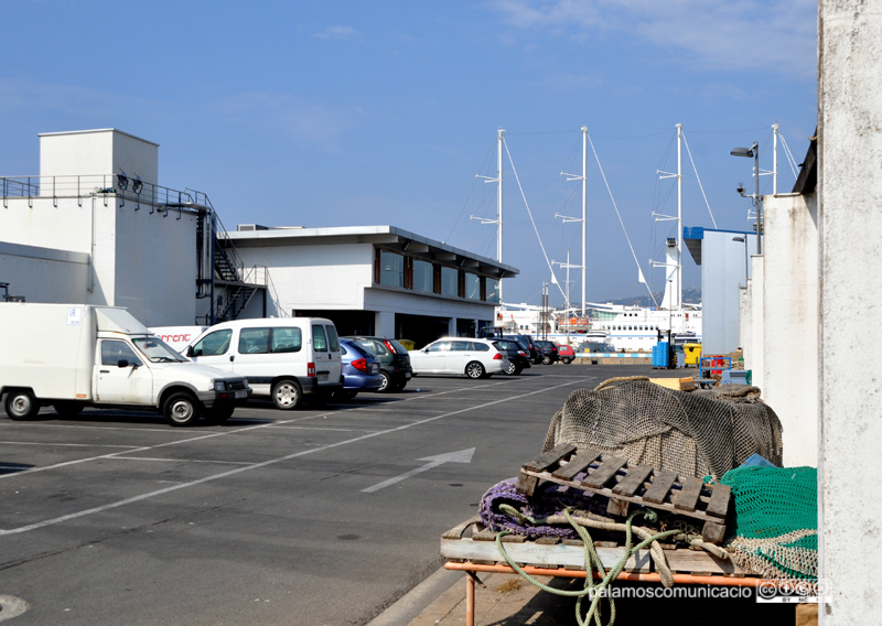 Esplanada de la llotja de pescadors de Palamós.