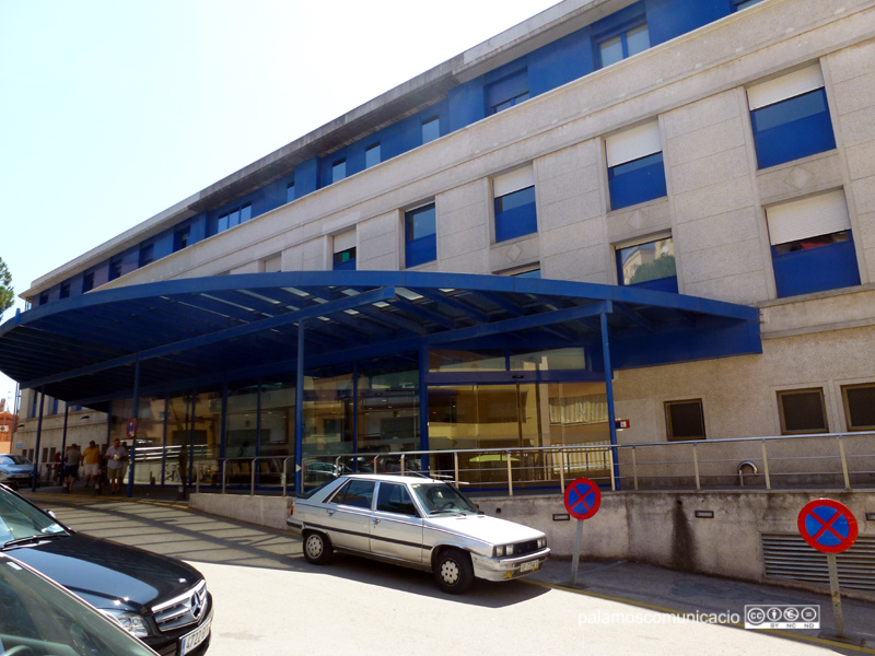 Estacionament davant l'hospital de Palamós.