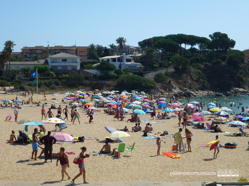 La platja de La Fosca, avui, amb unes temperatures una mica més tolerables que ahir.