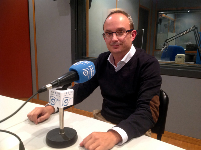 Josep Coll als estudis de Ràdio Palamós, en una imatge d'arxiu.