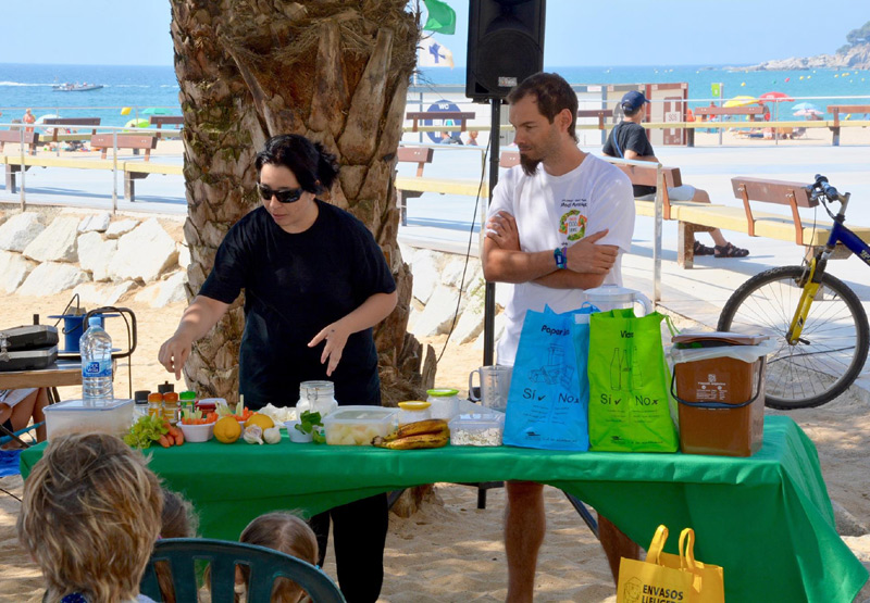 El taller de reciclatge d'aliments que es va fer a Sant Antoni. (Foto: Ajuntament de Calonge).