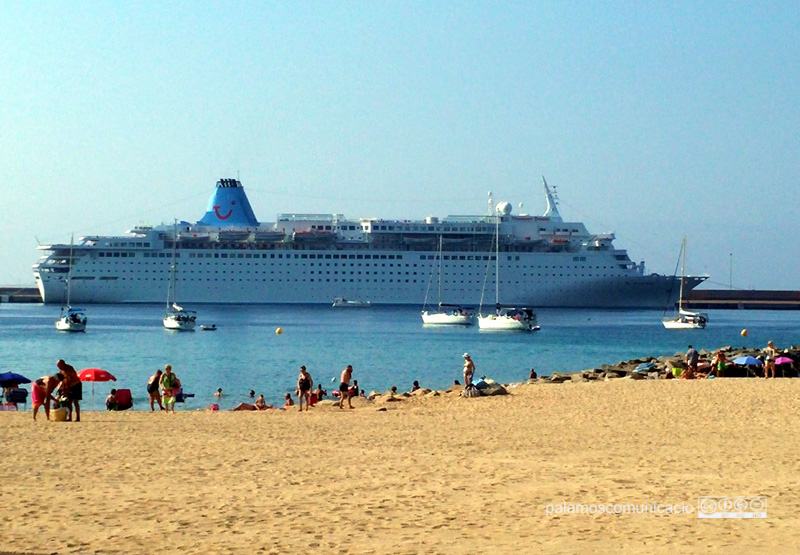 El Thomson Dream, aquest matí al port de Palamós.
