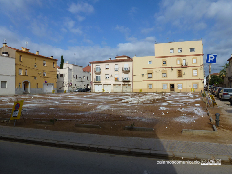 L'aparcament del solar de l'Enher, en plena feina de manteniment.