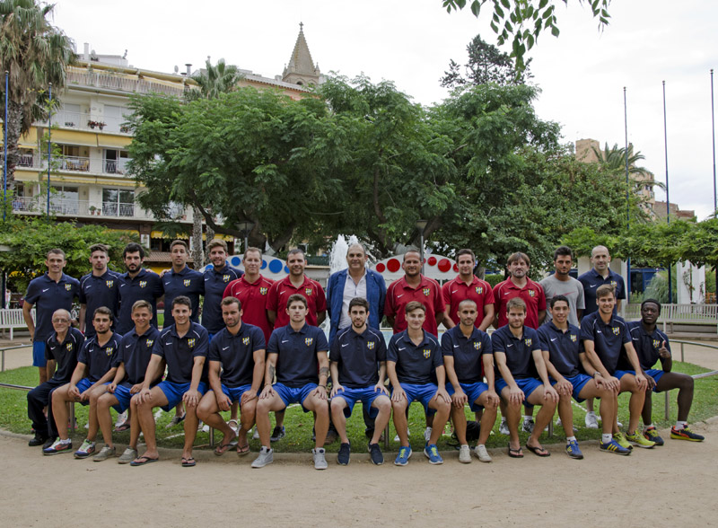 La plantilla del Palamós CF per a la temporada 2015-2016. (Foto: Olga Grassot).