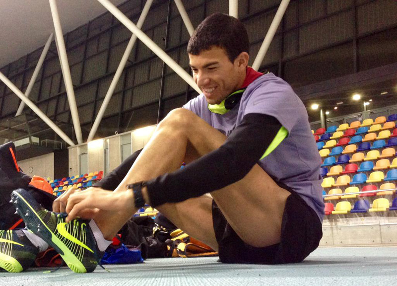 Adel Mechaal preparant-se per a una cursa. (Foto: bolsadelcorredor).