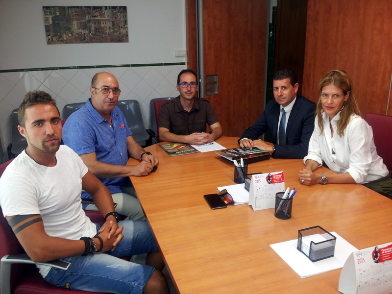 L'alcalde de Palamós, al centre, amb els representants de FECASARM i de les associacions. (Foto: Ajuntament de Palamós).