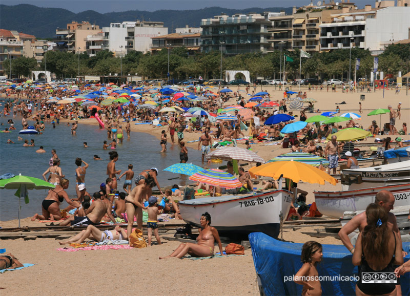 Banyistes a la platja Gran de Palamós.