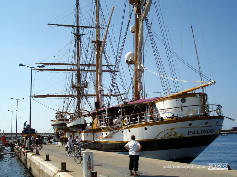 El veler Palinuro al moll de Ponent del port de Palamós.