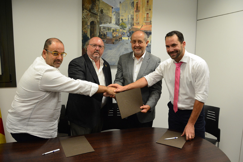 Les autoritats en l'acte de firma del conveni comercial. (Foto: Ajuntament de Calonge).