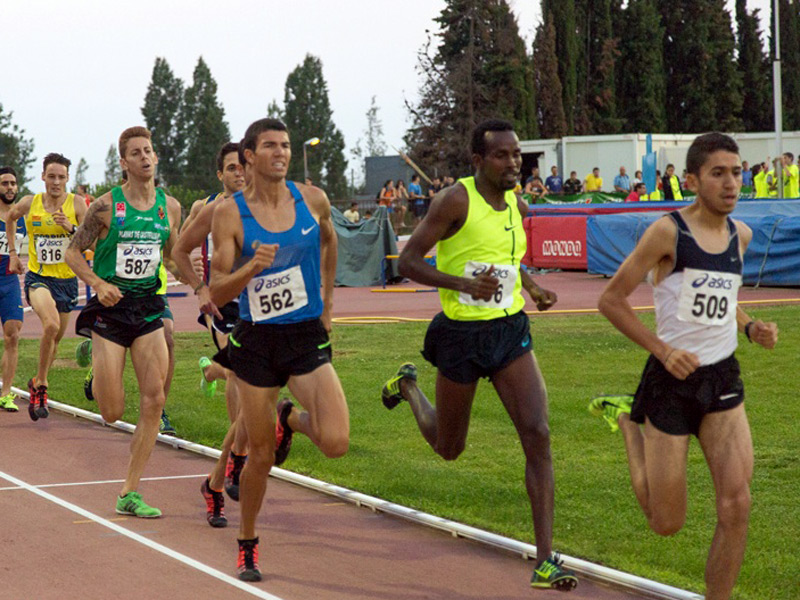 Adel Mechaal, a l'esquerra, participant en un míting atlètic, en una imatge d'arxiu. (Foto: totmataro.cat).
