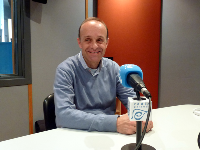 Lluís Mercader, en una imatge d'arxiu als estudis de Ràdio Palamós.