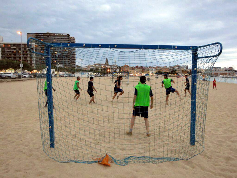 Jugadors del Palamós CF en un entrenament a la platja Gran. (Foto: Palamós CF).