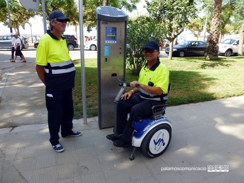 Controladors de Mifas a la zona blava de Palamós, amb el nou 'segway'.