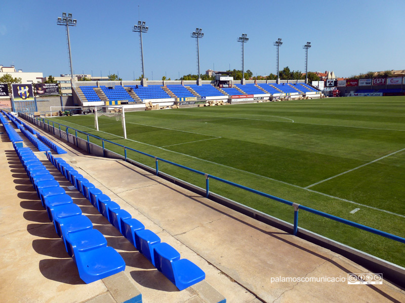 Nous seients en un dels gols i en la preferent de l'Estadi Municipal Palamós-Costa Brava.