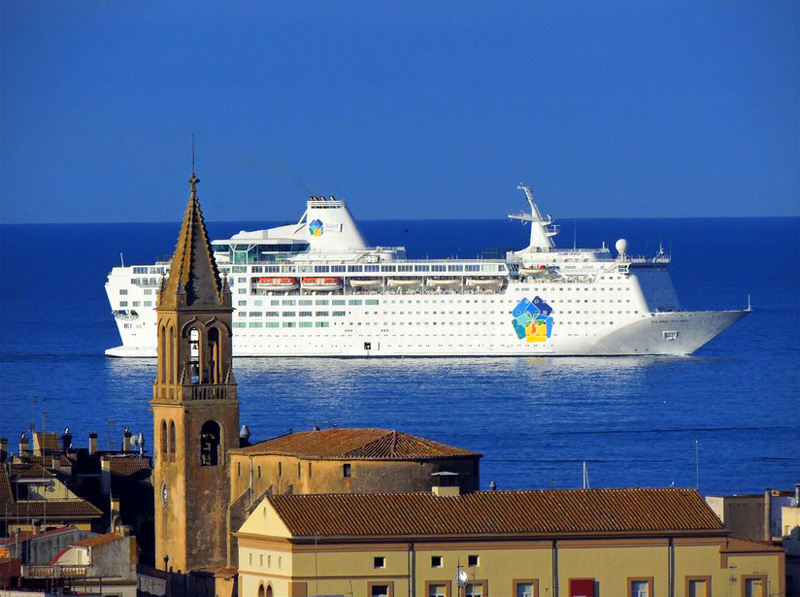 L'Island Escape, en una imatge inusual dels creuers a Palamós. (Foto: Anna Pérez).