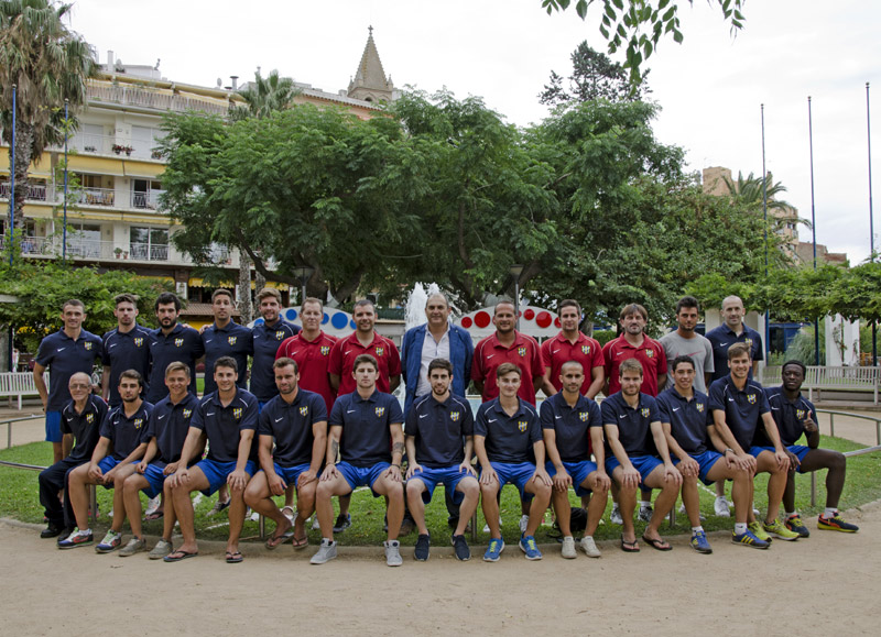 La plantilla del Palamós CF 2015-2016, a la imatge, es presenta avui. (Foto: Olga Grassot).