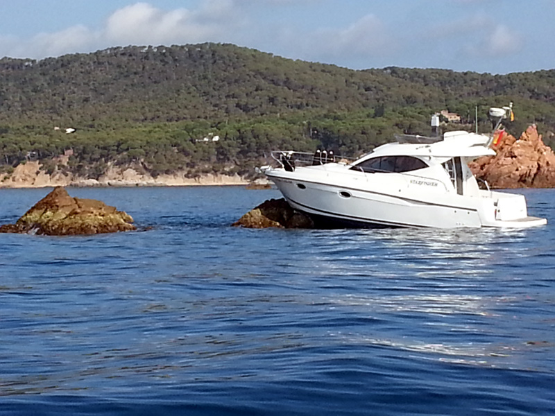 L'embarcació embarrancada a les Formigues, en una imatge d'aquest matí. (Foto: Policia Local Palamós).