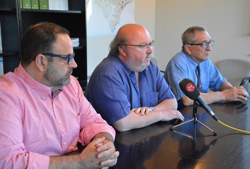 Els caps de llista de PSC, CiU i PP, el dia que van anunciar el pacte. (Foto: Ajuntament de Calonge).