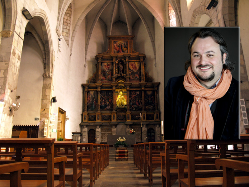 Joan Martínez Colàs, a la imatge, lloa l'escenari de l'església de Santa Maria.