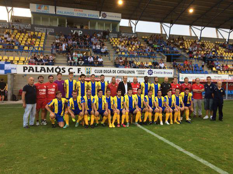 Presentació, ahir, de la plantilla del Palamós CF davant l'afició. (Foto: Xavier Martí).