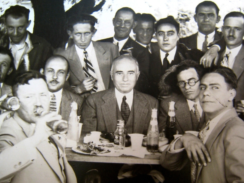 Artur Mundet, al centre de la imatge, en una fotografia d'època. (Foto: Centre d'Estudis Calongins).