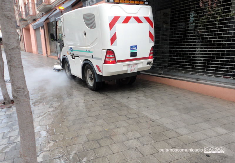 Imatge d'arxiu d'una màquina de neteja viària a Palamós.