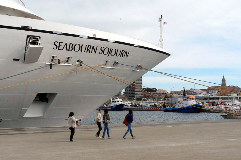 El Seabourn Sojourn fa escala avui al port de Palamós.