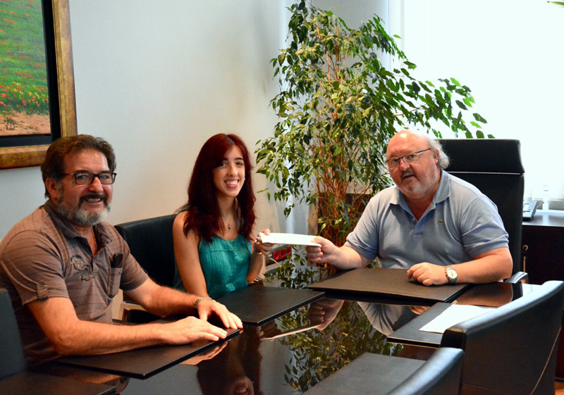 L'alcalde de Calonge, Jordi Soler, lliura el xec a Mireia Gómez. (Foto: Ajuntament de Calonge).