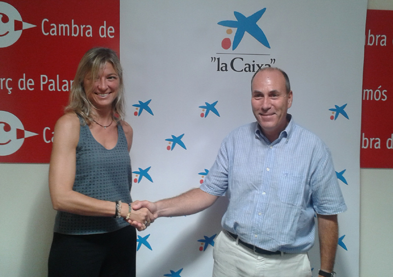 Gemma Batlle, directora de banca d'institucions de CaixaBank a Girona i Xavier Ribera, president de la Cambra de Palamós (Foto: Cambra de Palamós)
