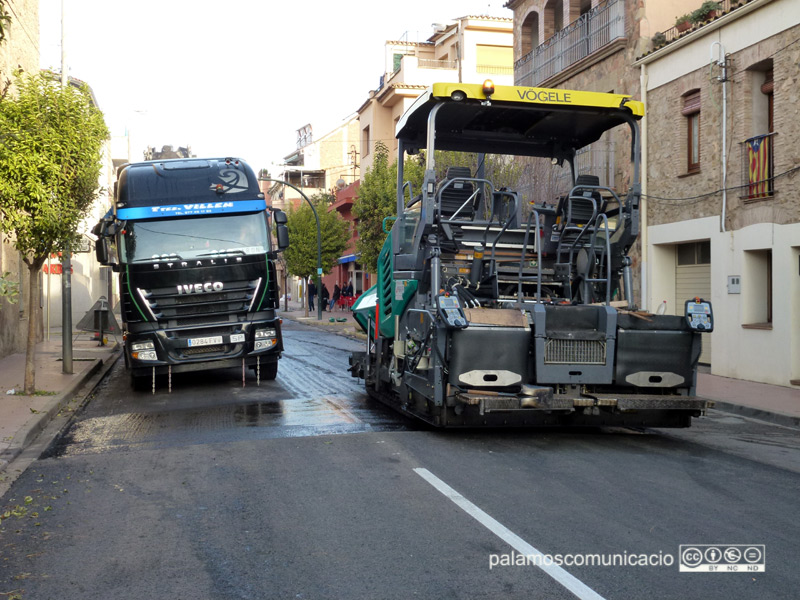 Obres d'asfaltatge a l'avinguda de la Llibertat, en una imatge d'arxiu.