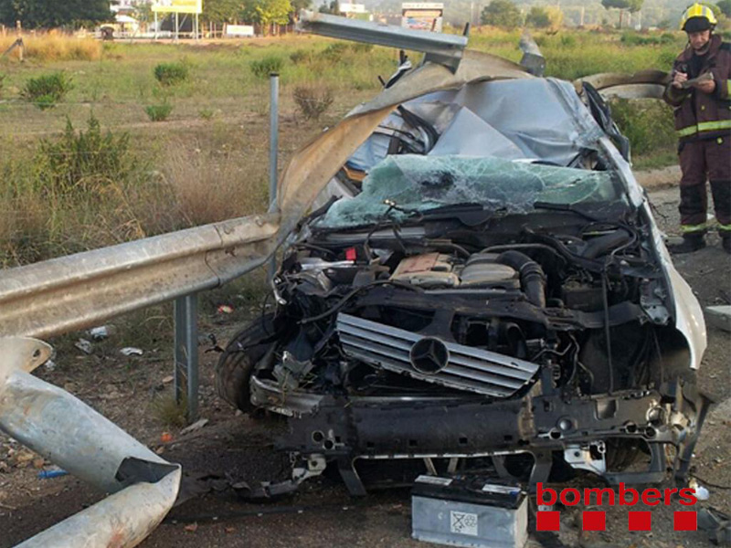 Estat en què va quedar el cotxe accidentat. (Foto: Bombers de la Generalitat).
