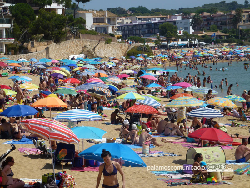 Banyistes a la platja de La Fosca, aquest darrer agost.