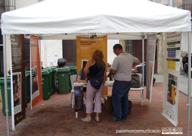 Imatge d'arxiu d'una campanya de sensibilització ambiental a Palamós.