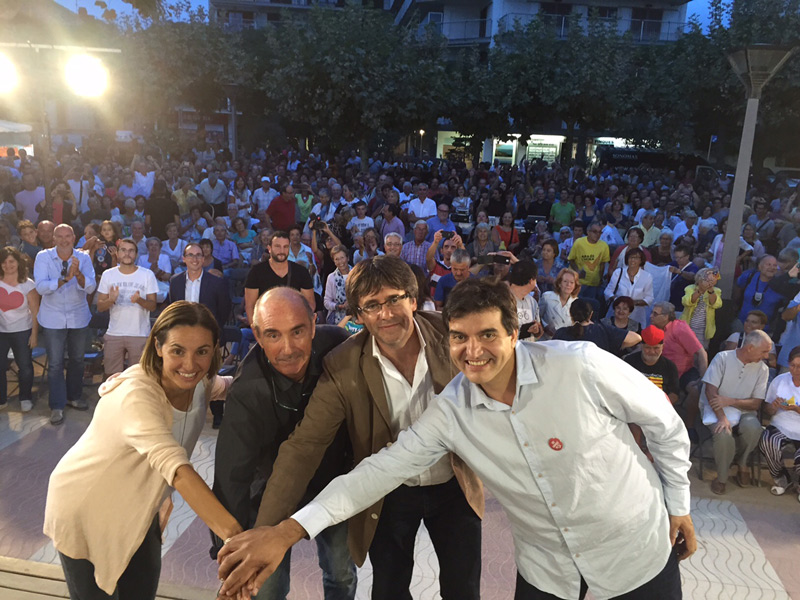 Els ponents de l'acte d'ahir, amb el públic al fons. (Foto: Junts pel Sí).