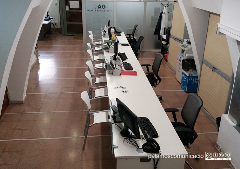Actual aspecte del vestíbul principal de l'Ajuntament, amb l'Oficina d'Atenció Ciutadana.