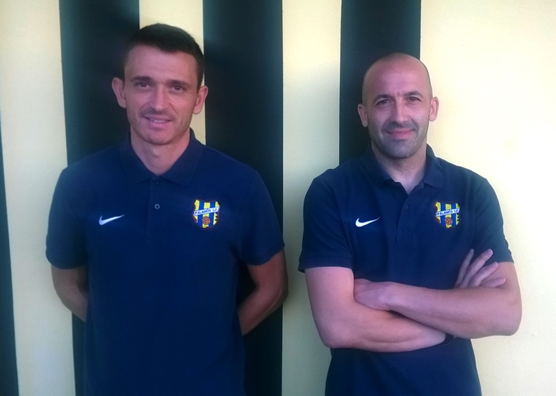 Jordi Matamala, a l'esquerra, amb el capità del Palamós CF, Joan Bayona. (Foto: Ramon Ribas).
