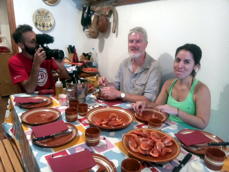 Els bloguers fent la degustació de gamba de Palamós.