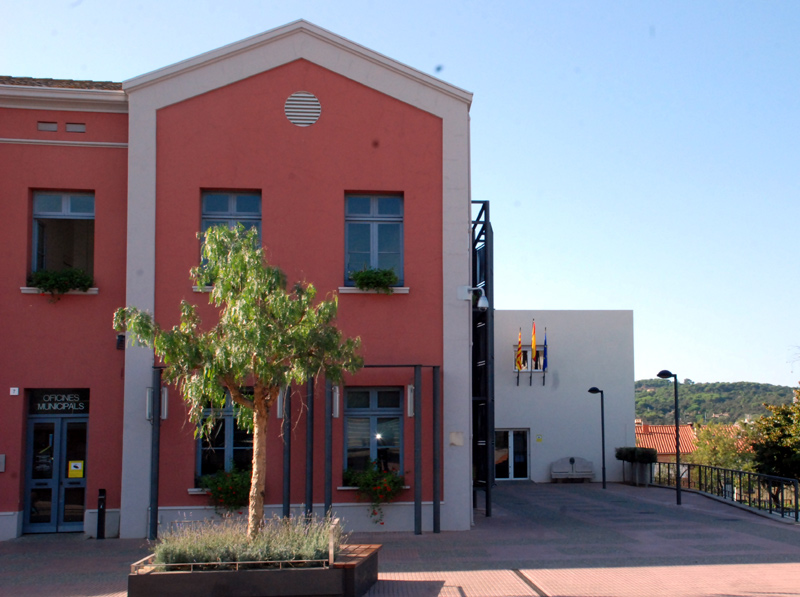 L'edifici de l'Ajuntament de Calonge.