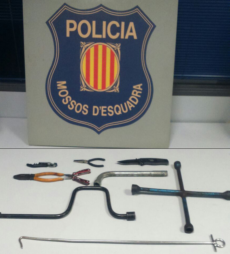 Els estris intervinguts al detingut. (Foto: Mossos d'Esquadra).